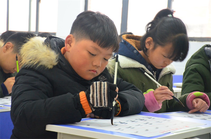 学生练习毛笔字.JPG